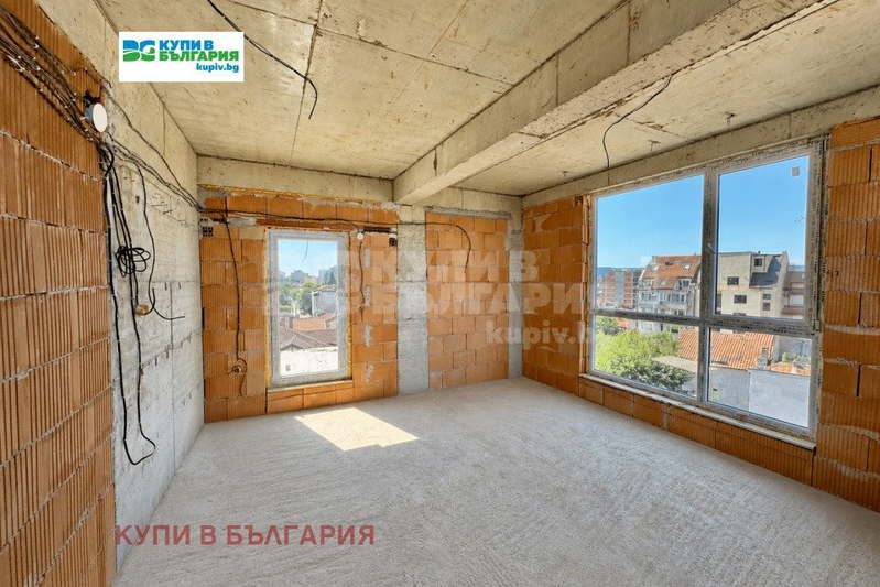 Тристаен апартамент с тераса в Колхозен пазар, Варна