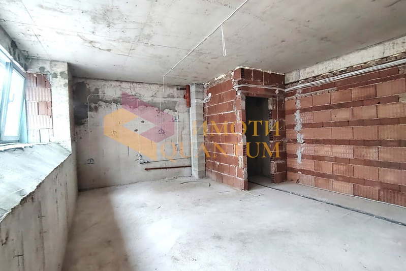 Тристаен апартамент 109 кв.м в Колхозен пазар, Варна с тераса