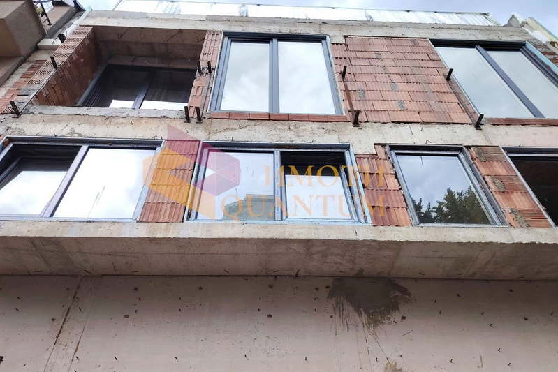 Тристаен апартамент 109 кв.м в Колхозен пазар, Варна с тераса