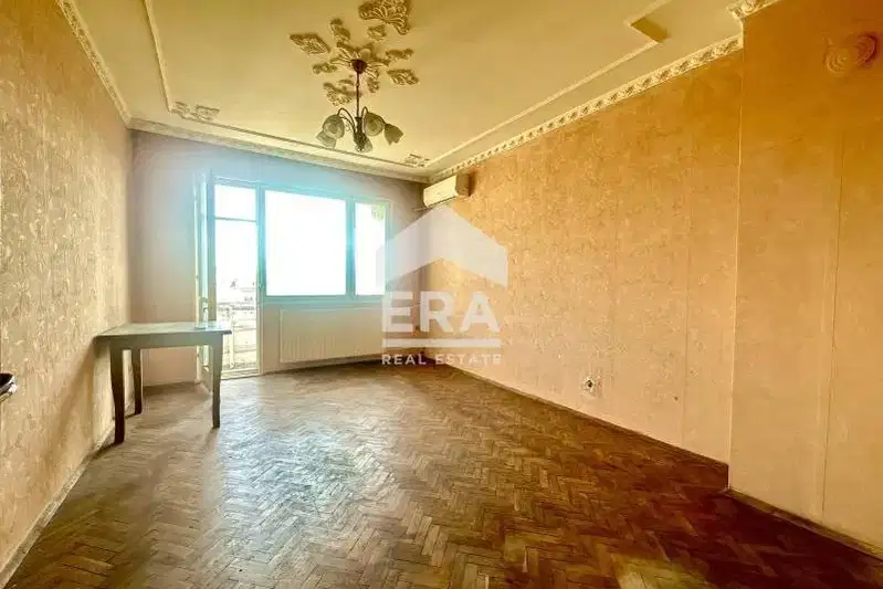 Тристаен апартамент с две тераси в Младост 1, Варна