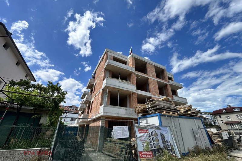 Three-room apartment with 2 terraces in Vinitsa, Varna