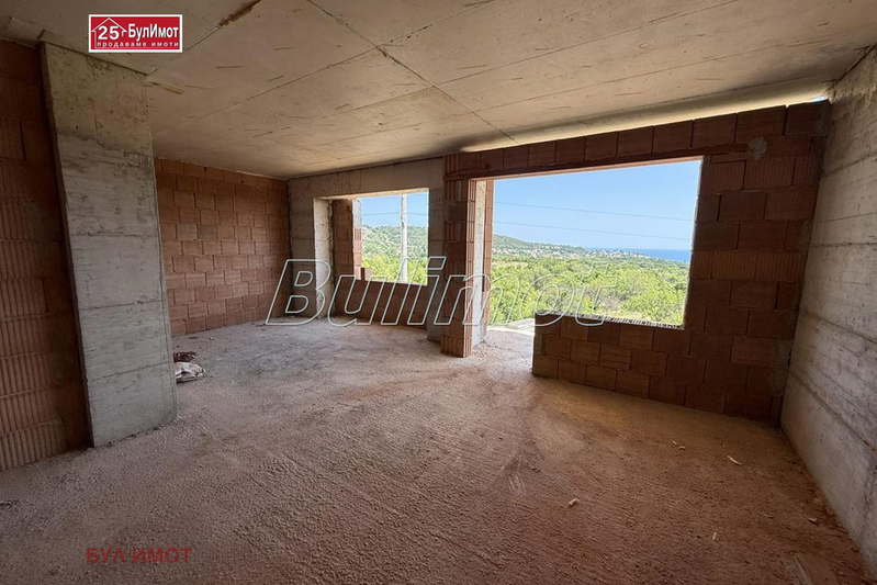 Тристаен апартамент с тераса във Виница, Варна