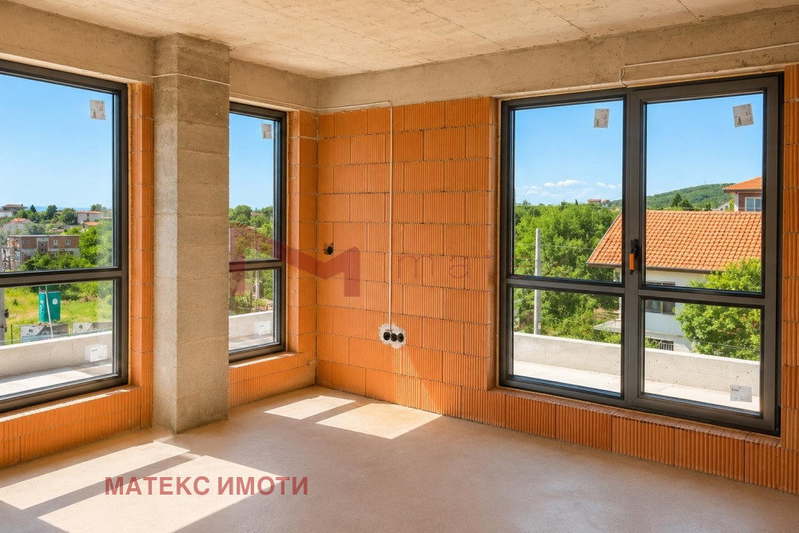 Тристаен апартамент с панорамна тераса във Виница, Варна