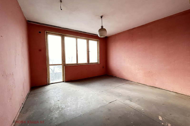 Floor of House in Topoli