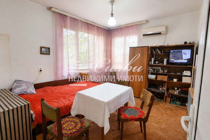 Floor of House in Shumen, Grivica