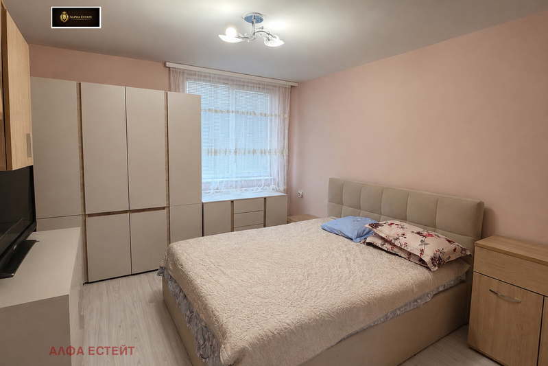 Етаж от къща във Враца, Младост