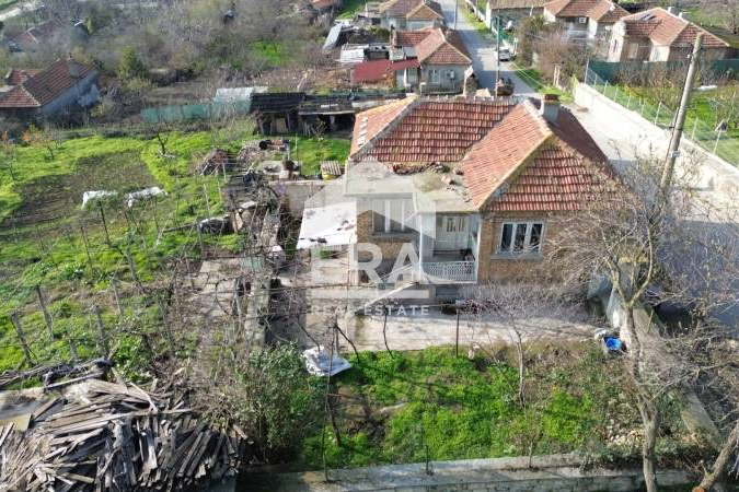 Къща във Варна, Девня