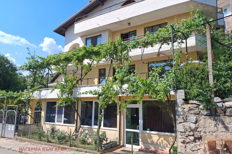 Large house with 6 bedrooms and garage in Dupnitsa, Hristo Botev St