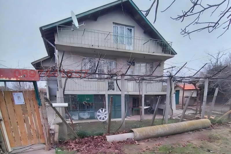 Къща в Бургас, Карнобат