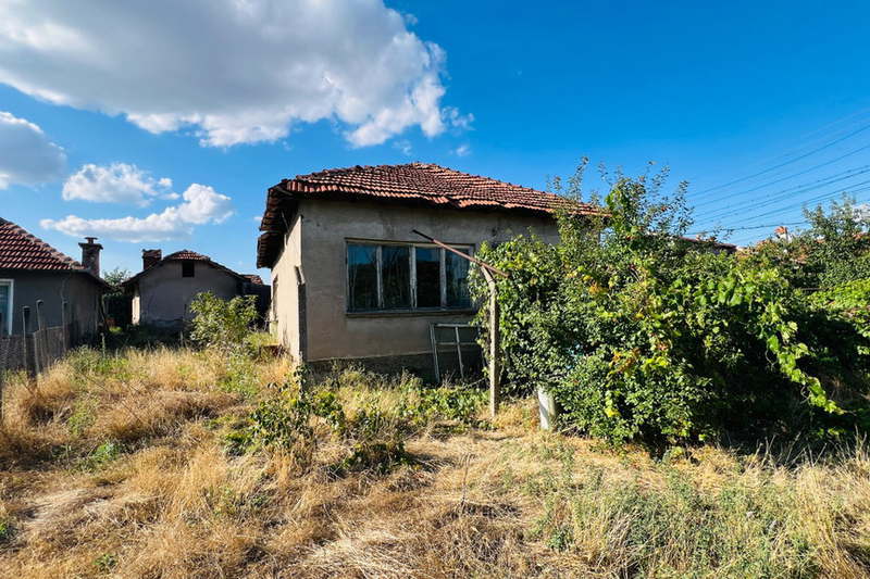 House in Oblast Montana, Lom