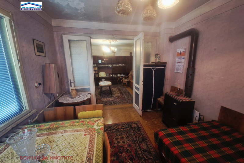 House in Ruse, Rodina 1