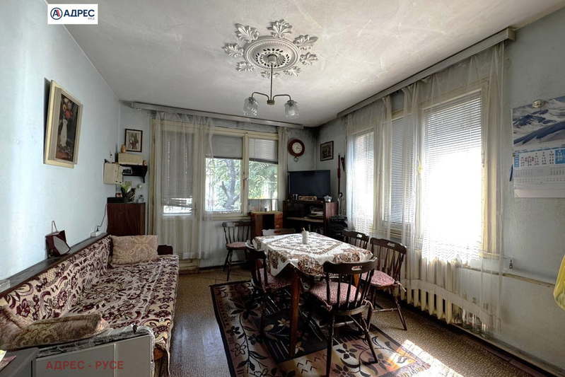 House in Ruse, Rodina 1