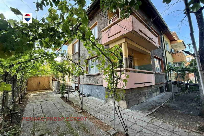 House in Ruse, Rodina 1