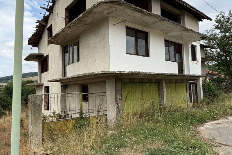 House in Oblast Lovech, Hlevene