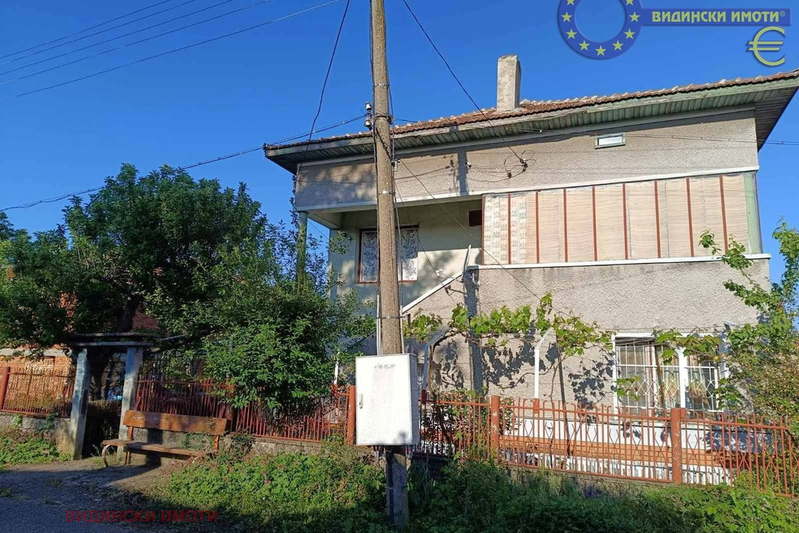 Двуетажна къща с двор в с. Ивановци, област Видин