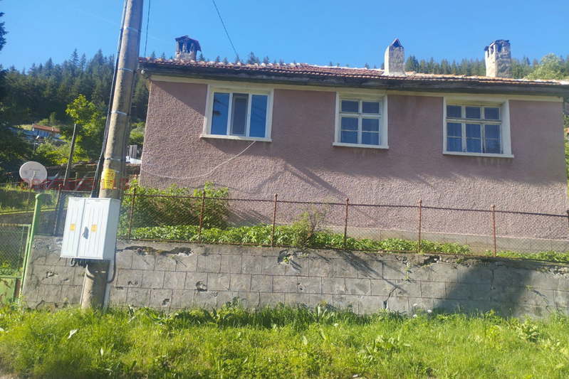 Двуетажна къща с двор в с. Манастир, област Пловдив