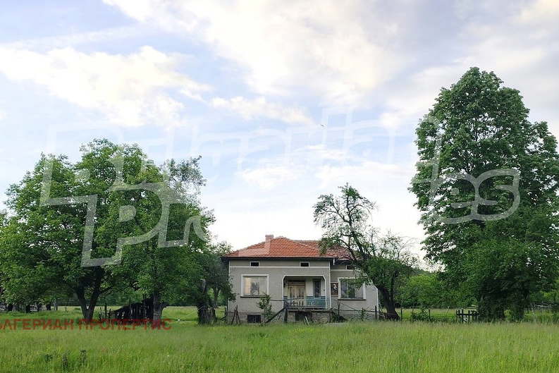 House with 4 rooms and large yard in Mlechevo village, Gabrovo region