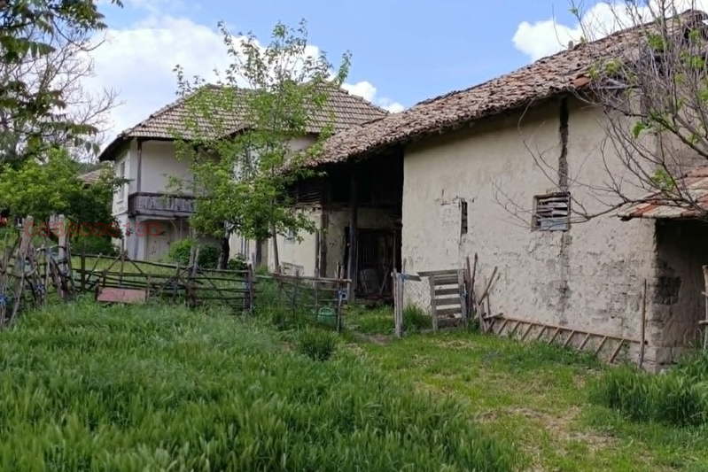 Къща в Търговище, с. Острец