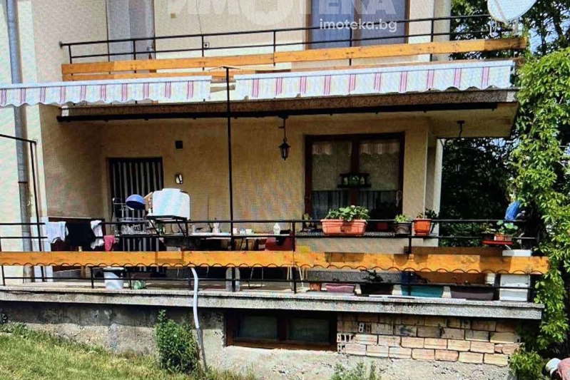 Къща с двор в с. Прекръсте, област София
