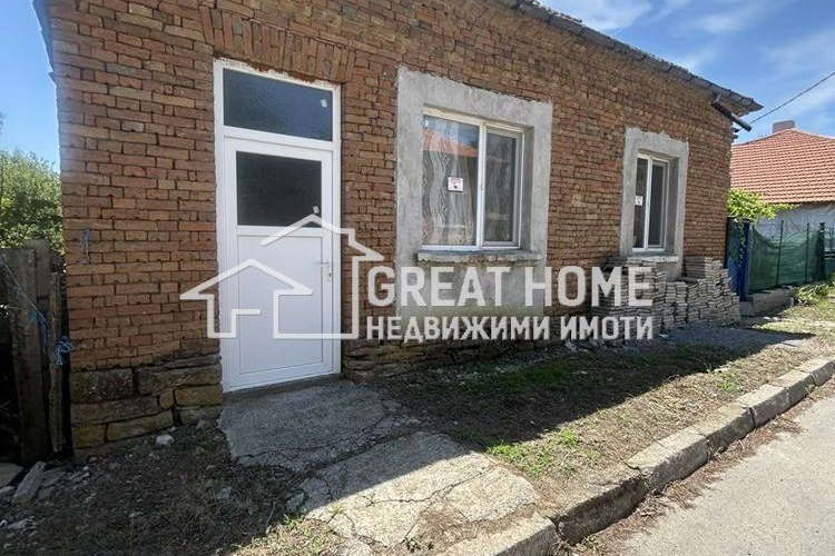 Къща с 3 стаи в с. Пресиян, област Търговище с голям двор