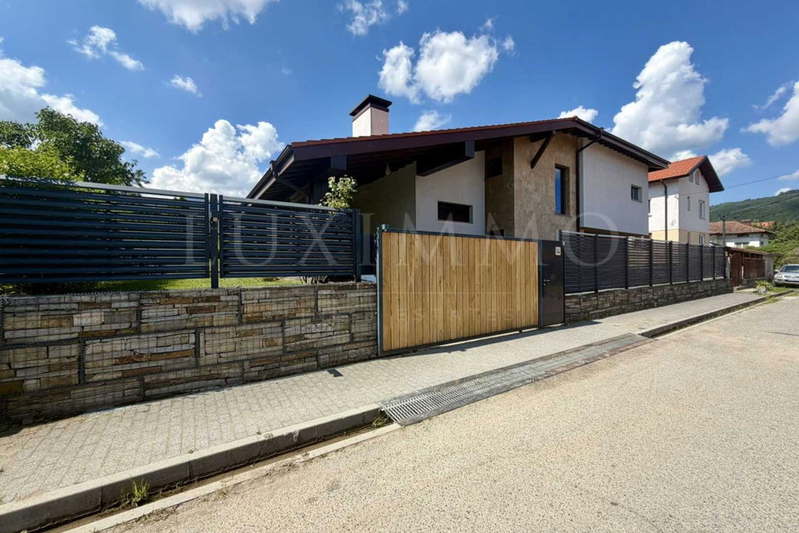 House in област София, Raduil