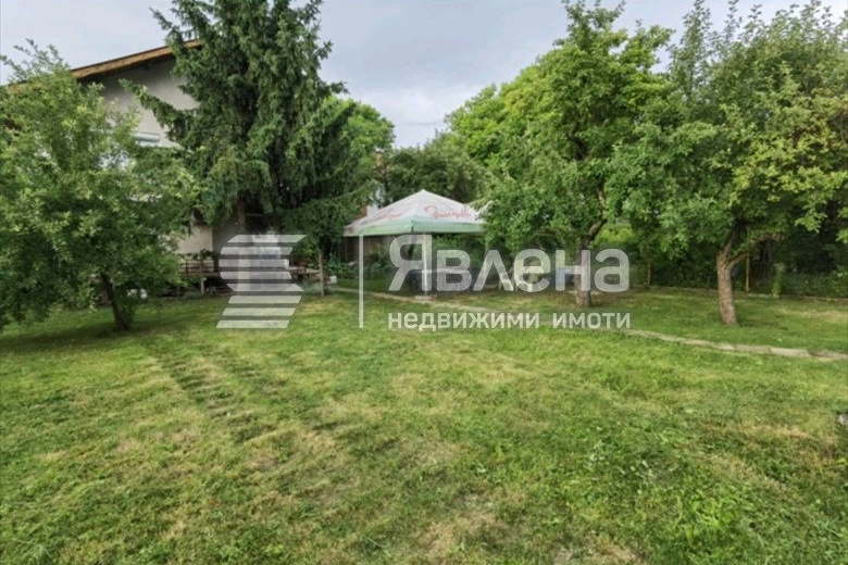 Къща с 3 стаи в с. Равно поле с двор 625 кв.м.