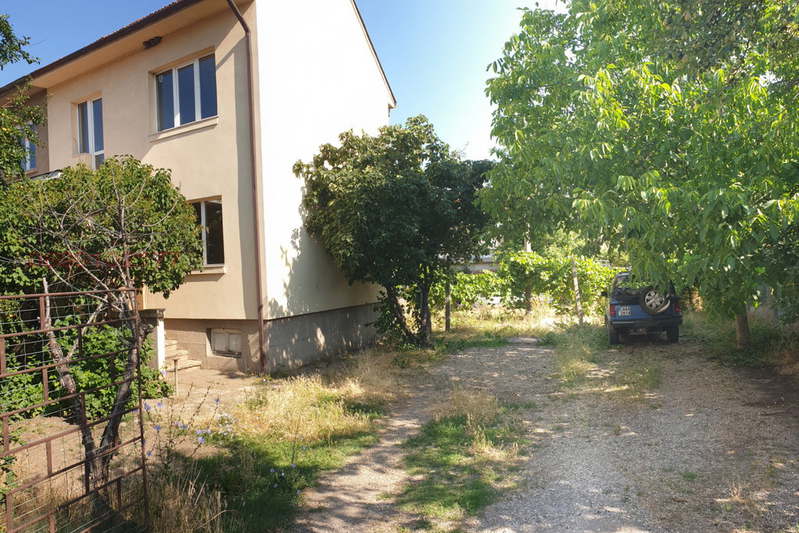 Двуетажна къща с двор и паркинг във Враждебна, София