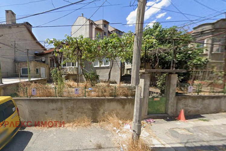 House in Varna, Pogrebi