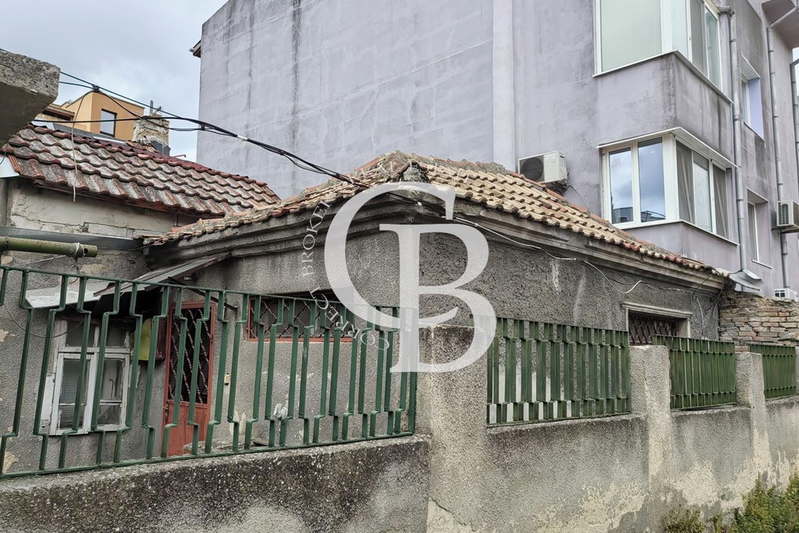 House in Varna, Pogrebi