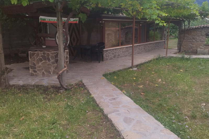 House in Vraca, Seniche
