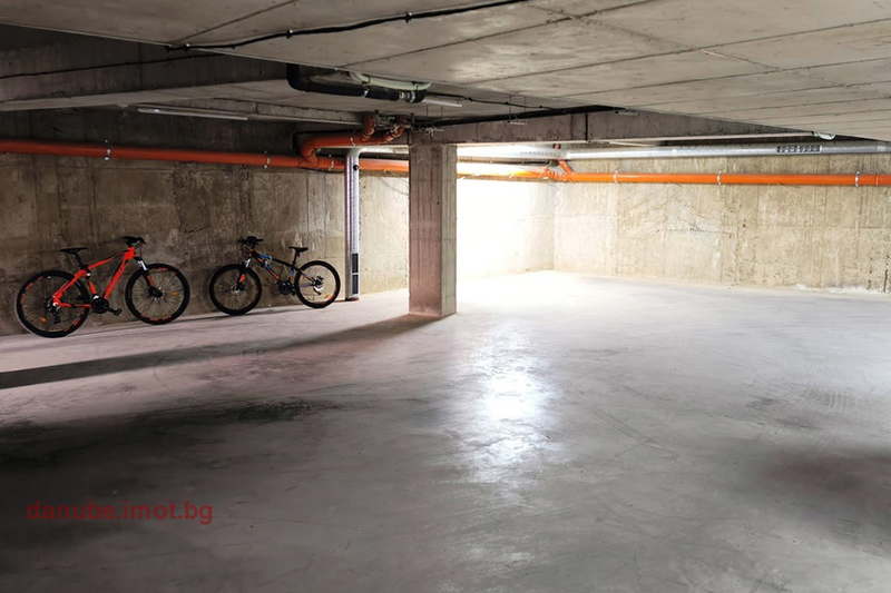 Garage/Parking in Ruse, Centyr