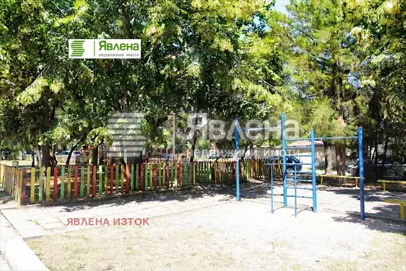 Тристаен апартамент в Банкя