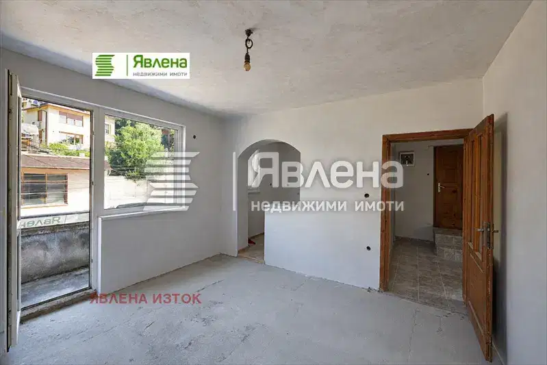 Тристаен апартамент в Банкя