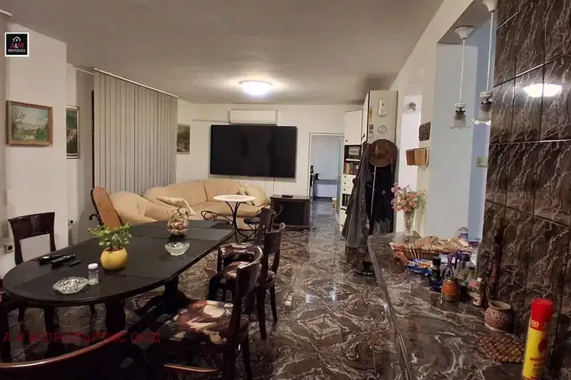 Тристаен апартамент в кв. Вароша, Благоевград с тераса