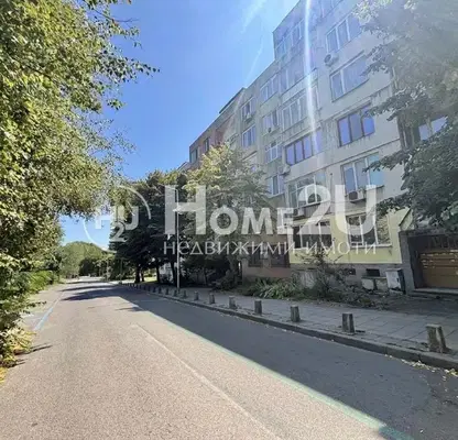 Снимка 2 — Тристаен апартамент в Лазур, Бургас с потенциал за ремонт