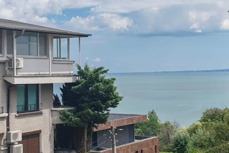 Двустаен апартамент с тераса в Сарафово, Бургас
