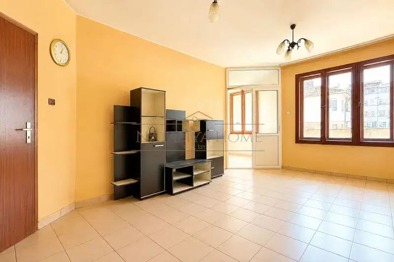 Spacious 3-room apartment in Vazrazhdane, Burgas with garage
