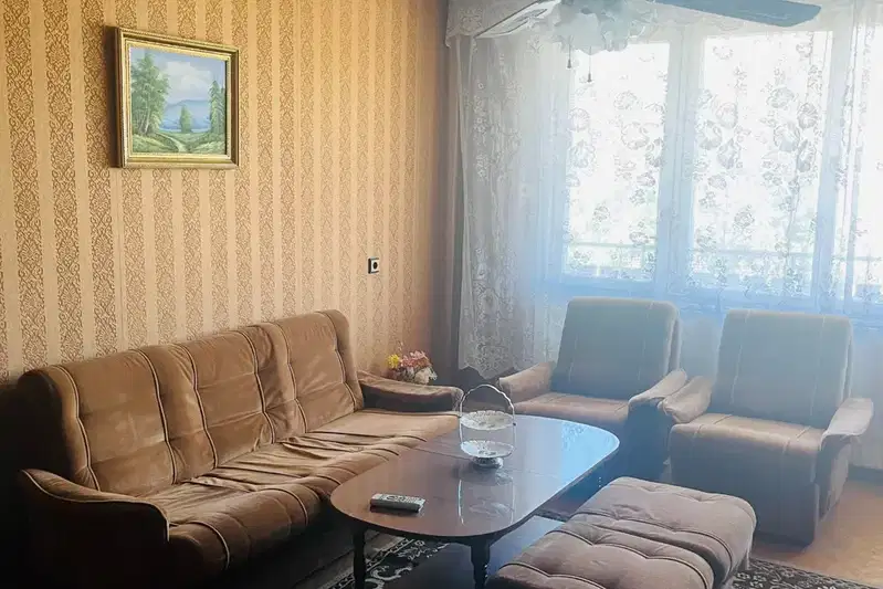 Просторен 4-стаен апартамент в гр. Гулянци с гараж