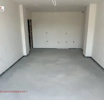 Снимка 2 — Двустаен апартамент 77 кв.м в Кърджали, Възрожденци с тераса