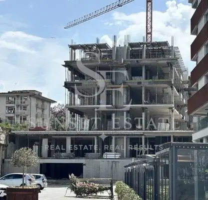 Снимка 2 — Двустаен апартамент с тераса в Несебър на първа линия