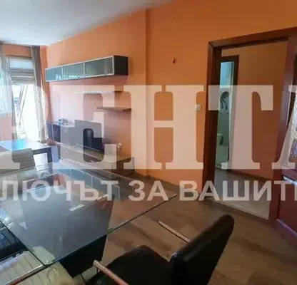 Снимка 2 — Двустаен апартамент в Център Пловдив с тераса и асансьор