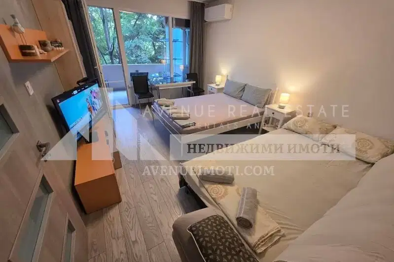 Three-room apartment in Kamenitsa 1 with two terraces