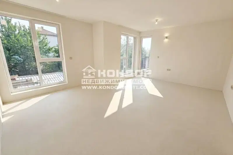 Spacious 4-room apartment in Komatevo with elevator