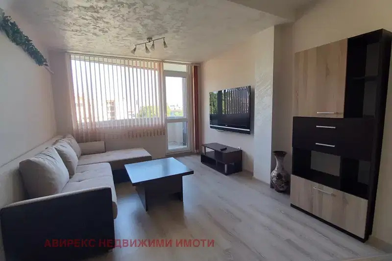 Двустаен апартамент с тераса и гледка към Родопите в Кючук Париж