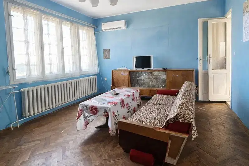 Тристаен апартамент в Мараша с тераса на последен етаж