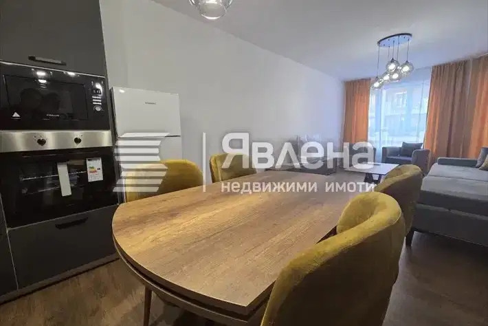 Тристаен апартамент в Остромила с тераса и сигурност