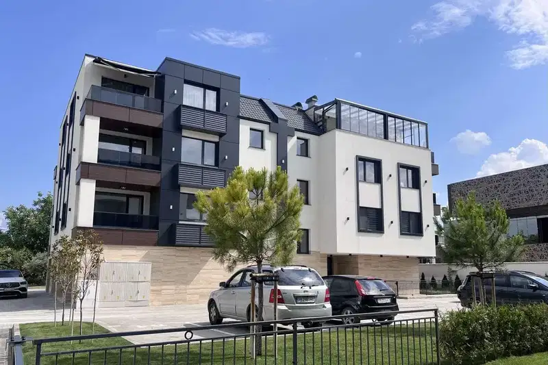 Three-room apartment in the Otdukh i Kultura district with terrace