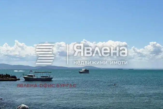 Просторен 3-стаен апартамент с панорамна тераса в Поморие