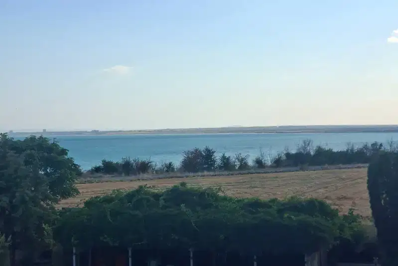 Двустаен апартамент с тераса и гледка към морето в с. Равда