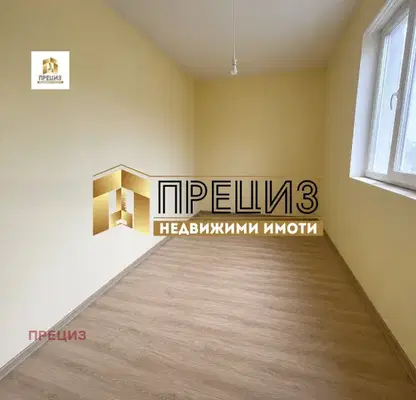 Снимка 5 — Просторен 4-стаен апартамент в Добруджански, Шумен